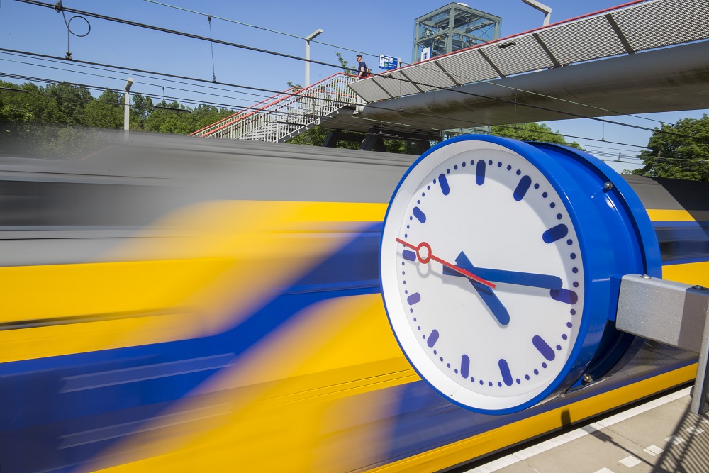 NS-trein en stationsklok