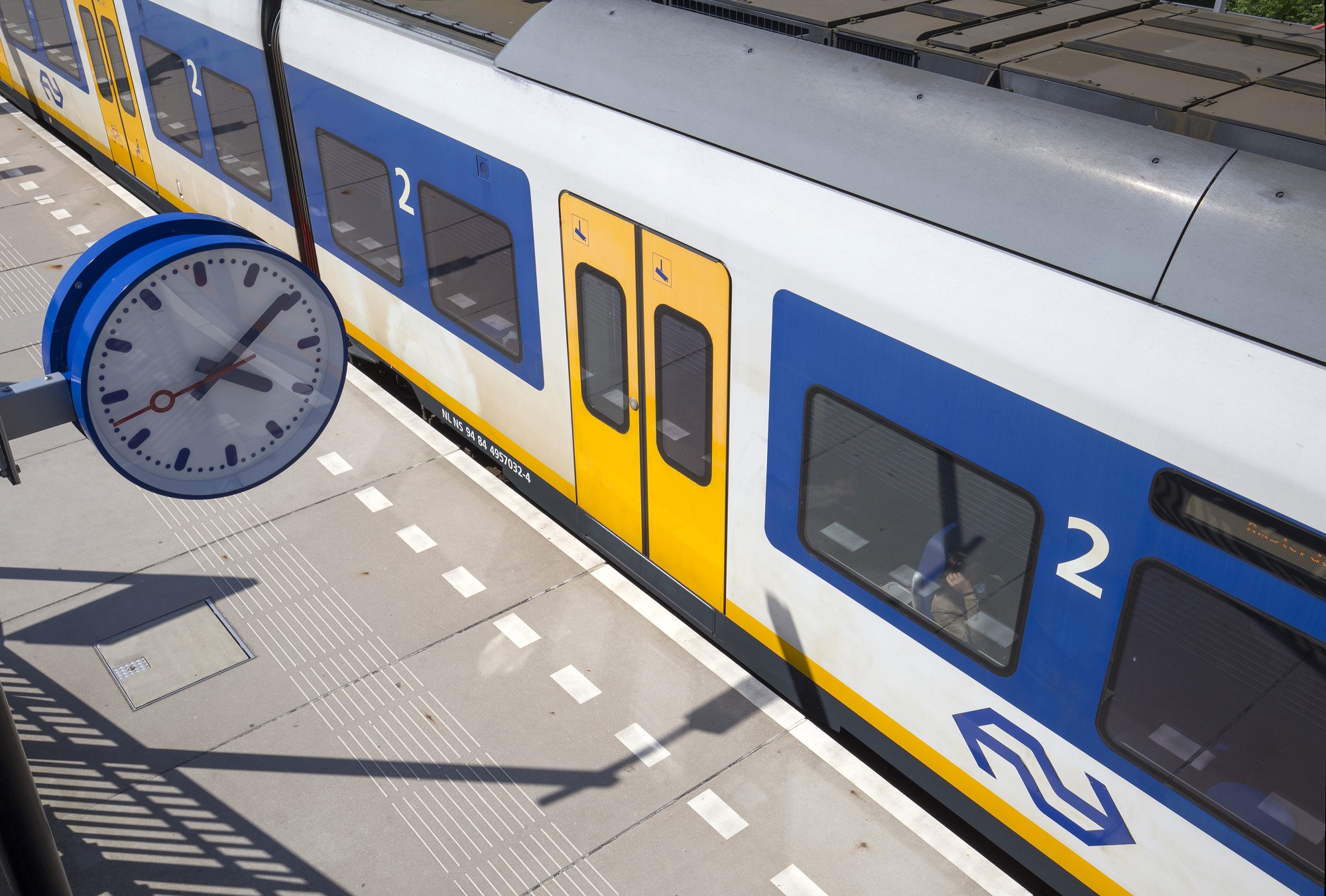 NS-trein met klok