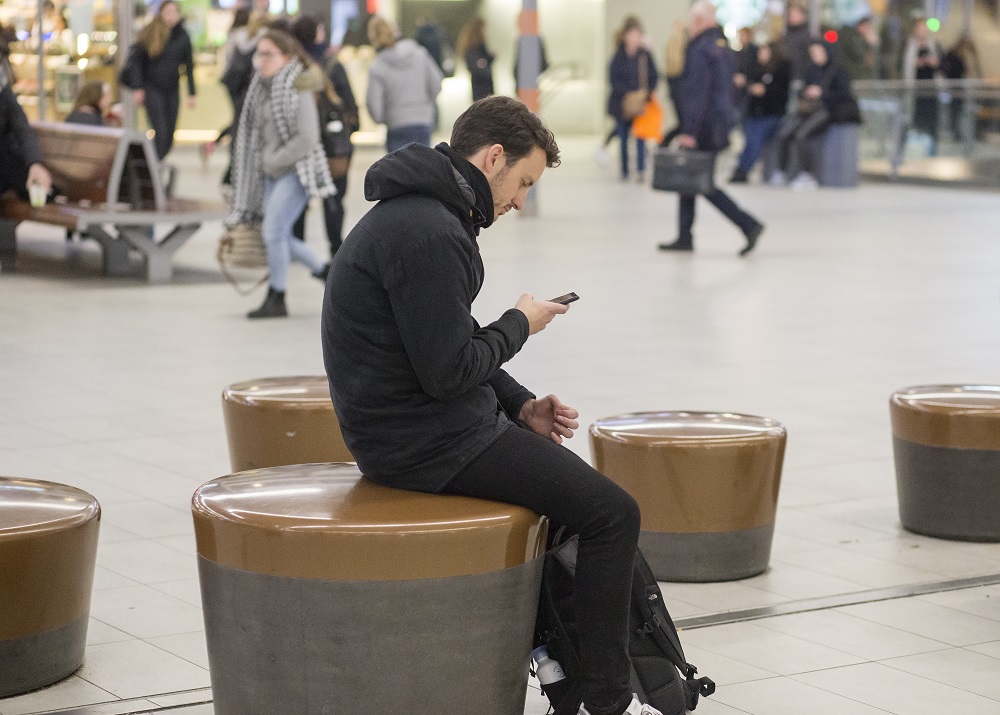 Wachtende reiziger met telefoon