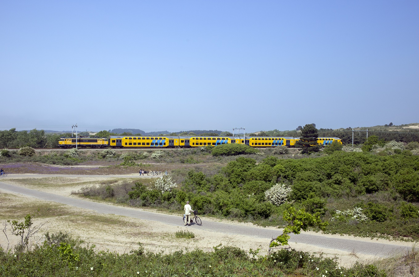 NS-trein onderweg naar Zandvoort
