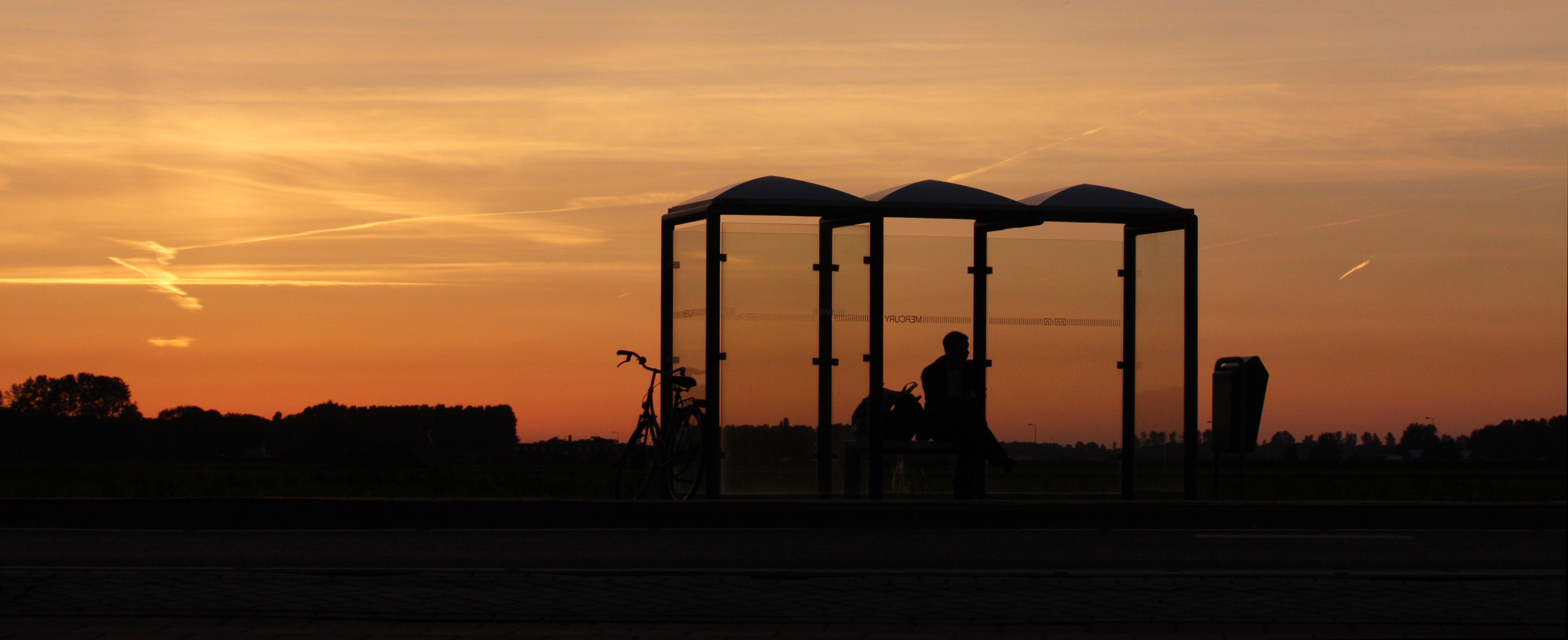 bushalte zonsondergang lisse