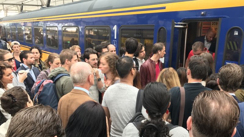 Reizigers van en naar Zwolle treffen volle treinen.
