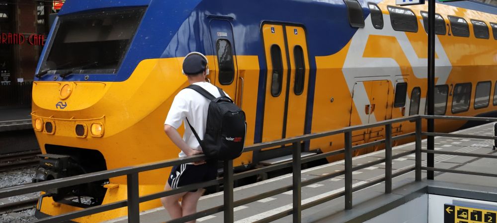 Jongere en NS-trein