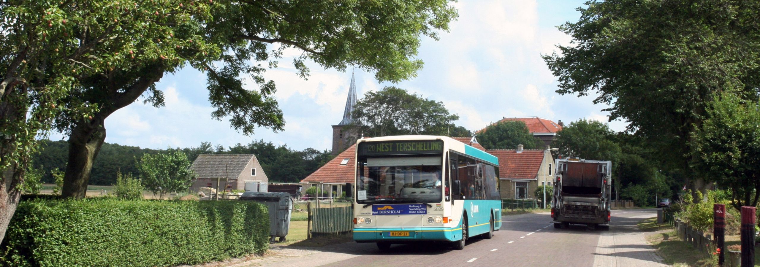 Oudere met OV-chipkaart