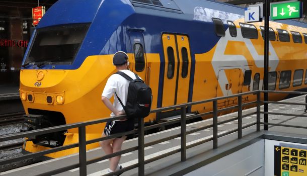 Jongere en NS-trein