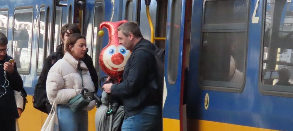 Efteling-ballon in NS-trein