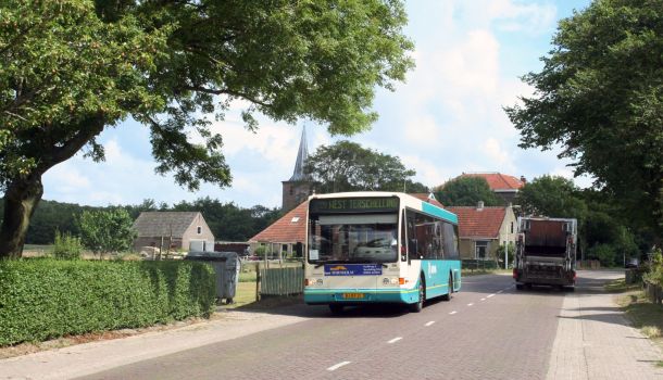 Oudere met OV-chipkaart