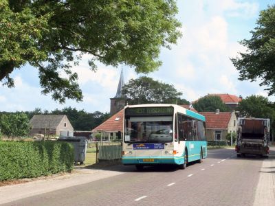 Oudere met OV-chipkaart