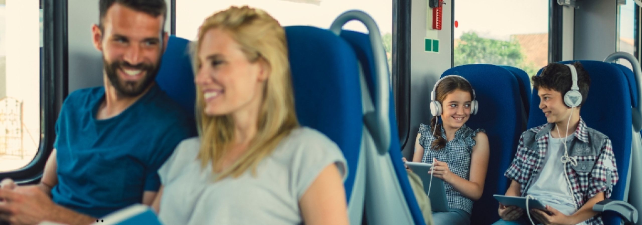 Reizigers in een trein
