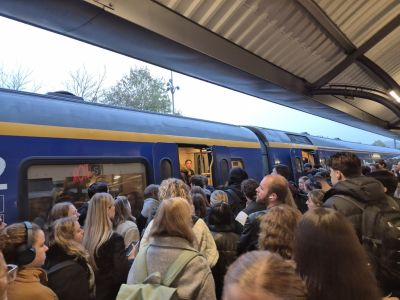 Volle trein Hilversum - Amsterdam