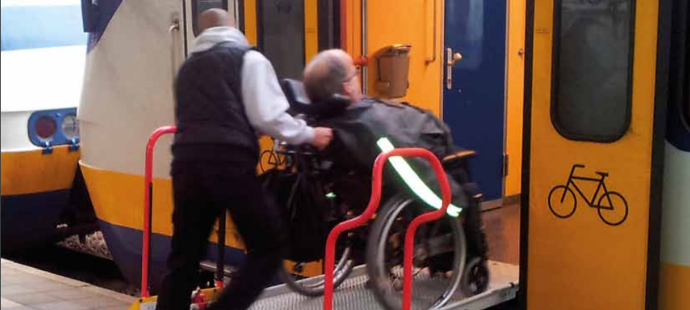 Rolstoel in trein