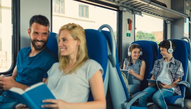 Reizigers in een trein
