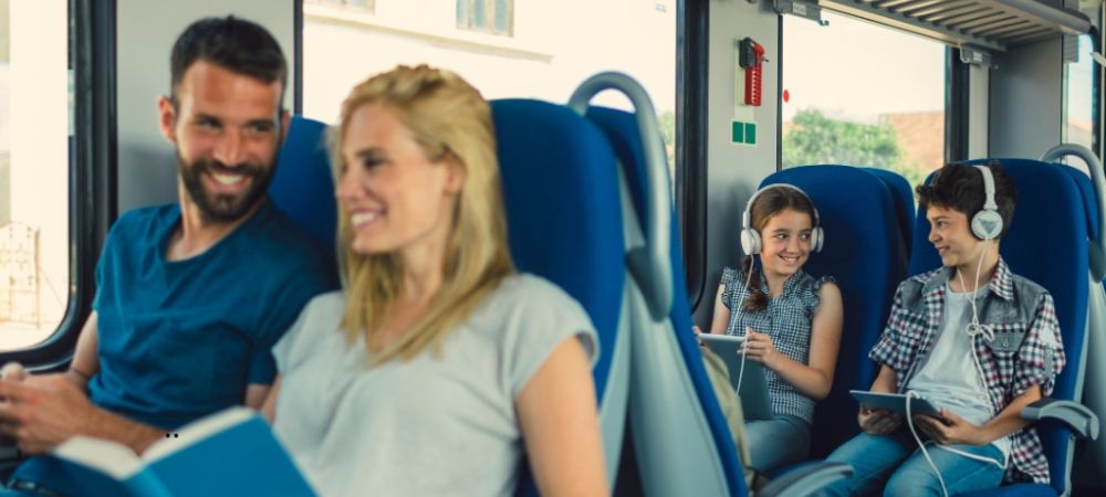 Reizigers in een trein