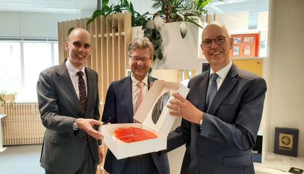 Taart aanbieden Rover