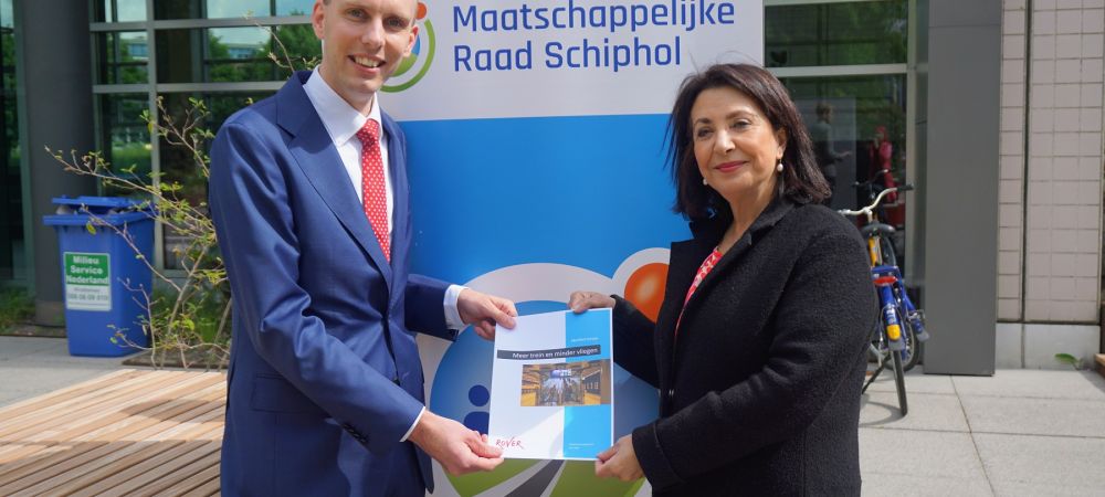Overhandiging Schiphol manifest aan MRS