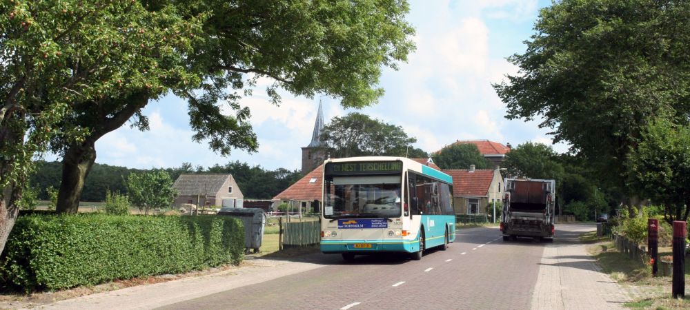 Oudere met OV-chipkaart