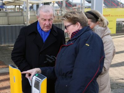 Oudere met OV-chipkaart