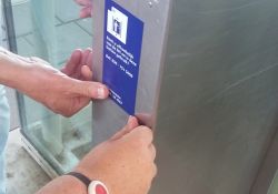 Liftsticker plakken