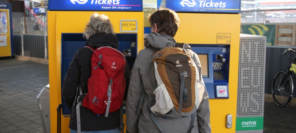 Twee dames bij de NS-kaartautomaat