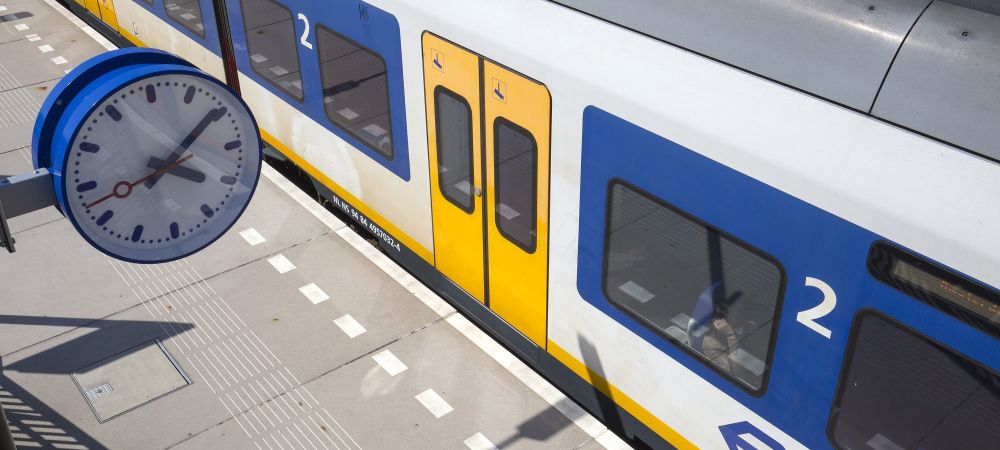 NS-trein met klok