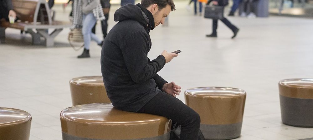 Wachtende reiziger met telefoon