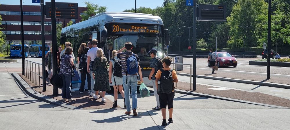 Reizigers bij de bushalte