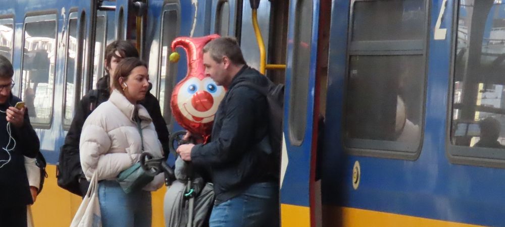 Efteling-ballon in NS-trein