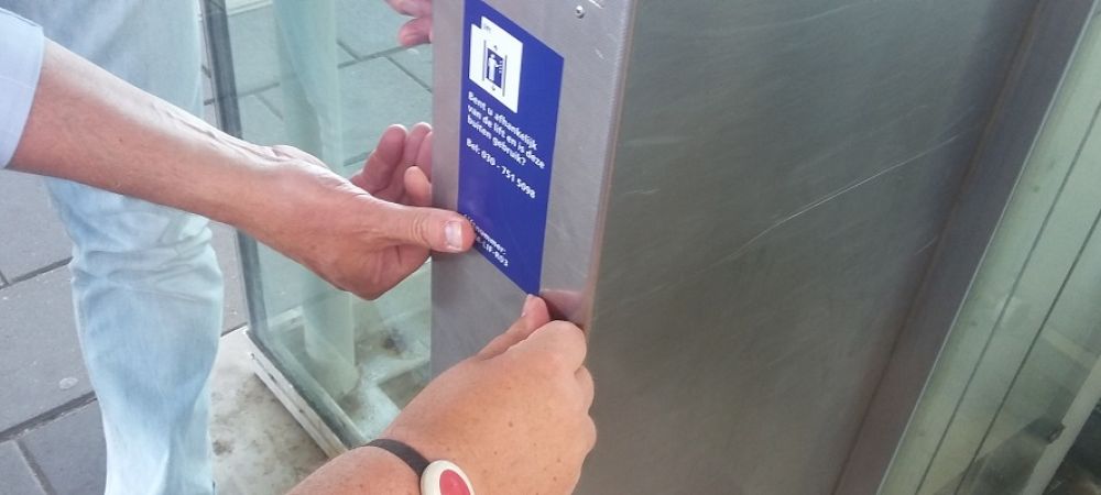 Liftsticker plakken