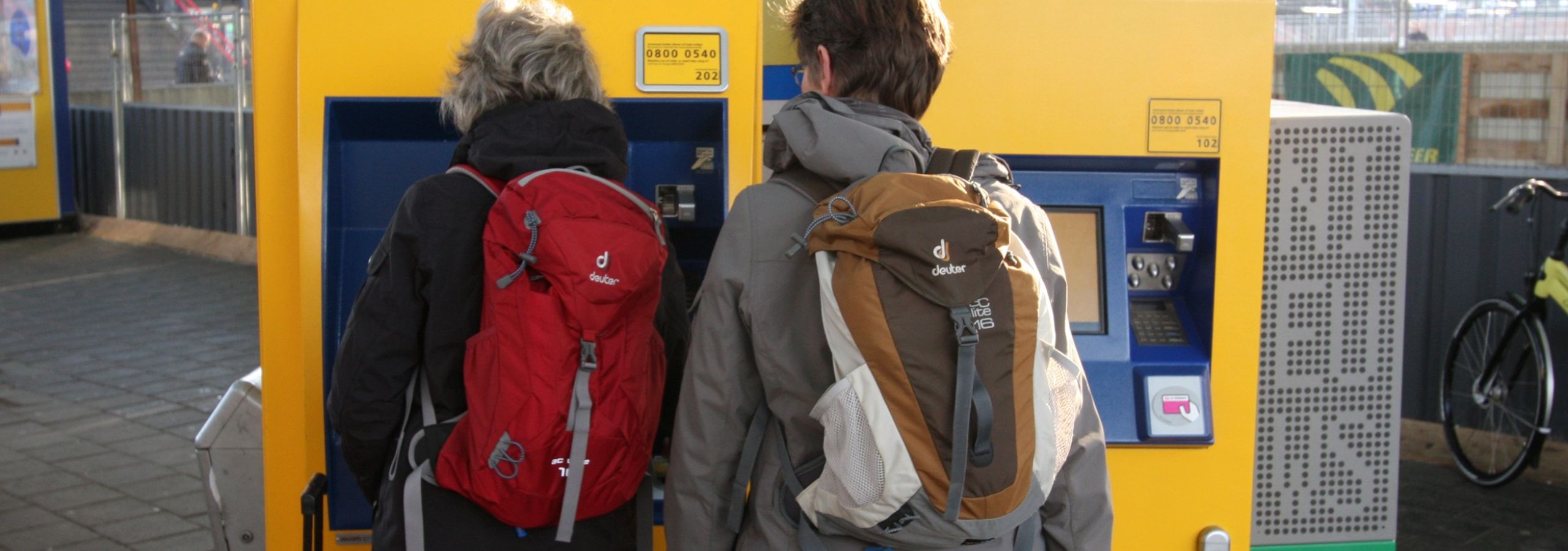 Twee dames bij de NS-kaartautomaat