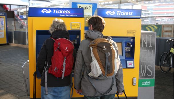 Twee dames bij de NS-kaartautomaat